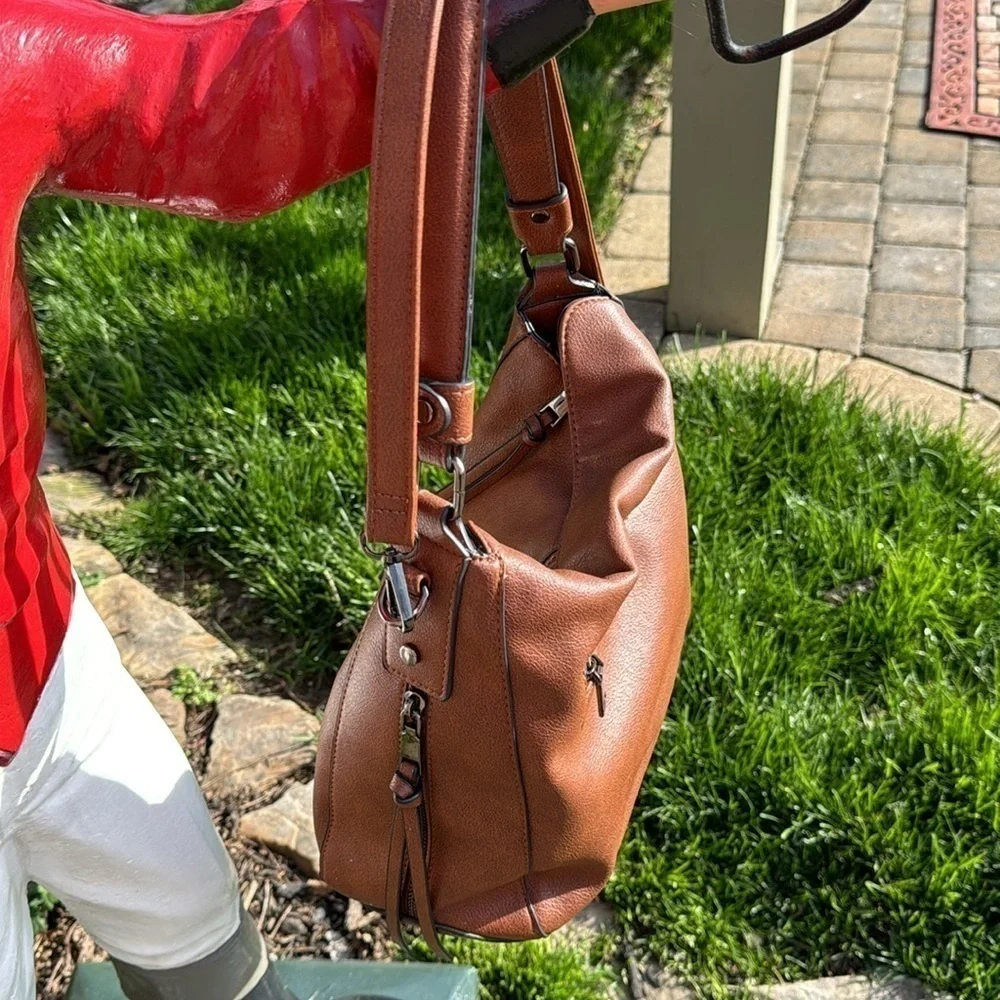 REALER~WOMENS~BROWN~SOFT FAUX LEATHER~SHOULDER BAG~LOTS OF POCKETS~PRE-OWNED~BR